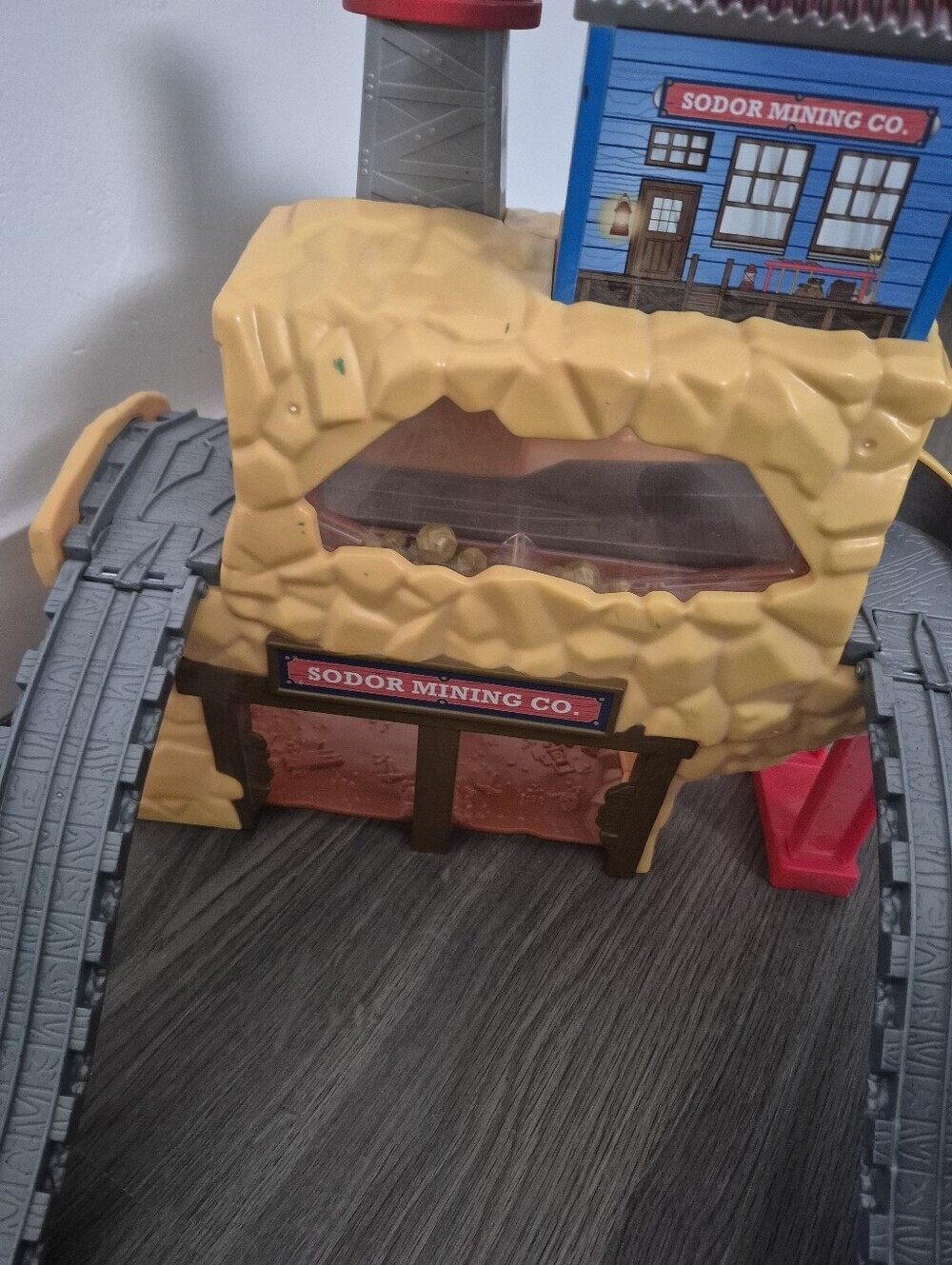 Fisher-Price Thomas & Friends Take-n-Play Rumbling Gold Mine Run playset Folding - Picture 5 of 7